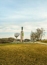 Begehbare Weinflasche am Wein-Erlebnis-Weg | © Thermen- & Vulkanland | Michael Königshofer | © Thermen- & Vulkanland