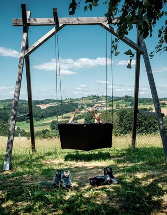 Schwebeliege mit Blick auf Stein | M-Effekt/Christoph Tlapak | © Gemeinde Bad Loipersdorf