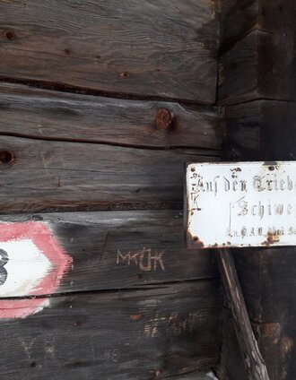 alter Wegweiser auf der Kälberhütte | Tourismusverband Murtal Standort Hohentauern | © Erlebnisregion Murtal