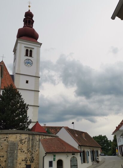 Blick von der Greißlerei DeMerin zur Pfarrkirche | © Erlebnisregion Thermen- & Vulkanland | Daniela Neubauer | © Erlebnisregion Thermen- & Vulkanland