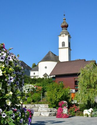 Schlossplatz mit Blick auf die Pfarrkirche Haus | Schladming Dachstein | © Marktgemeinde Haus