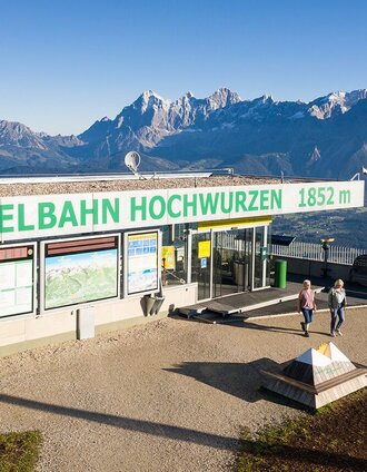 Dier Bergstation der Gipfelbahn Hochwurzen mit dem Willkommensbankerl | Josh Absenger | © Unbekannt