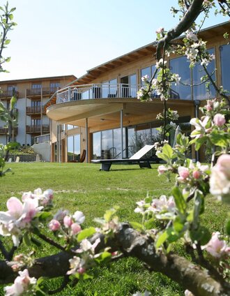 RETTER Bio-Natur-Resort, exterior view with spring blossom in Eastern Styria | RETTER Bio-Natur-Resort | © Oststeiermark Tourismus