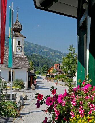 Dorfplatz mit Kapelle in Aich | © TVB Haus-Aich-Gössenberg