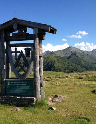 Coat of arms of Rohrmoos-Untertal on Rossfeld summit | Gerhard Pilz | © Tourismusverband Schladming - Gerhard Pilz