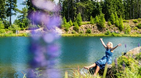 Junge blonde Frau am Ufer des Hebalmsees | © Erlebnisregion Graz | Mias Photoart | © Erlebnisregion Graz