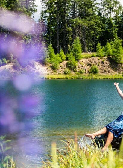 Junge blonde Frau am Ufer des Hebalmsees | © Erlebnisregion Graz | Mias Photoart | © Erlebnisregion Graz
