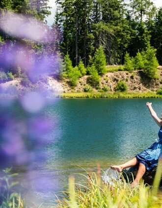 Junge blonde Frau am Ufer des Hebalmsees | Mias Photoart | © Erlebnisregion Graz