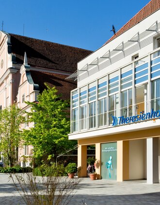 Theresienhof Frohnleiten mit Blick auf die Stadtpfarrkirche | René Vidalli | © Region Graz