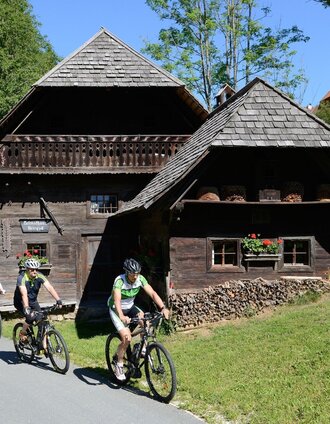 Radfahrer beim Heimatmuseum in Wenigzell | Gery Wolf | © Oststeiermark Tourismus