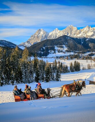 On horse-drawn sleigh with terrific panoramic view to Dachstein massif | Michael Simonlehner | © TVB Schladming