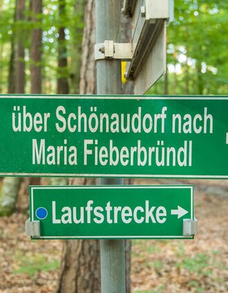 Wegweiser:  Schönaudorf nach Maria Fieberbründl, 945 | Helmut Schweighofer | © Oststeiermark Tourismus
