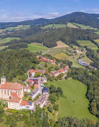 Wallfahrtskirche Pöllauberg und Blick Richtung Masenberg | Helmut Schweighofer | © Oststeiermark Tourismus