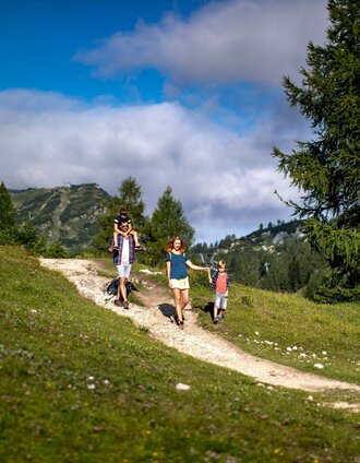 Familie am Wanderweg Tauplitzalm | Tom Lamm | © Ausseerland