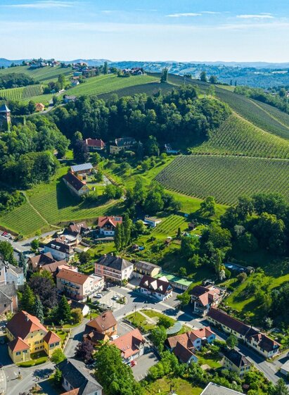 Ortskern von Klöch und Sicht auf die Burgruine | © Erlebnisregion Thermen- & Vulkanland | pixelmaker.at | © Erlebnisregion Thermen- & Vulkanland