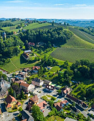 Village center of Klöch and view of the castle ruin Klöch | pixelmaker.at | © Erlebnisregion Thermen- & Vulkanland
