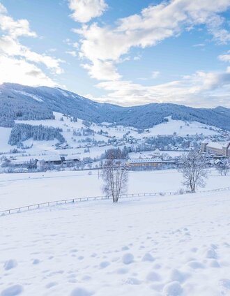 Naturpark-Winterwandern in St. Lambrecht_Blick auf St. Lambrecht und das Stift | René Hochegger | © Tourismusverband Murau