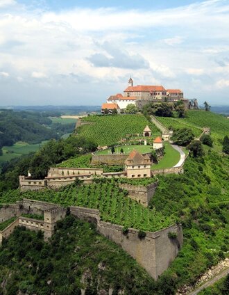 Der historische Rundweg führt einmal rund um die Veste Riegersburg | Harald Eisenberger | © Thermen- & Vulkanland