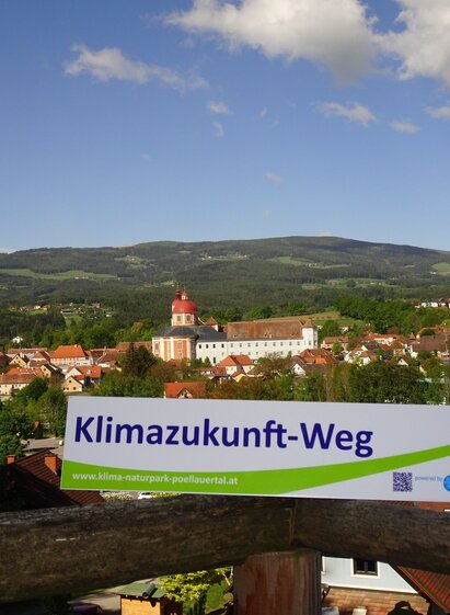 Klimazukunft-Weg: Wegweiser im Hintergrund Schloss und Pfarrkirche Pöllau | © Oststeiermark Tourismus | Reinhold Schöngrundner | © Oststeiermark Tourismus