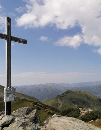 Gipfelkreuz Karlspitze, links Schreinl, rechts Hühnereck | Barbara Luidold | © Erlebnisregion Schladming-Dachstein