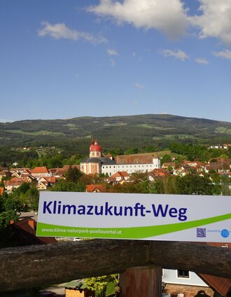 Klimazukunft-Weg: Wegweiser im Hintergrund Schloss und Pfarrkirche Pöllau | Reinhold Schöngrundner | © Oststeiermark Tourismus