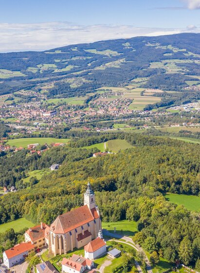 Landschaft: Wallfahrtskirche Pöllauberg und Blick ins Tal | © Oststeiermark Tourismus | Helmut Schweighofer | © Oststeiermark Tourismus