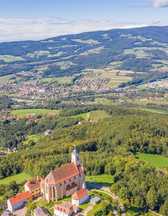 Landschaft: Wallfahrtskirche Pöllauberg und Blick ins Tal | Helmut Schweighofer | © Oststeiermark Tourismus