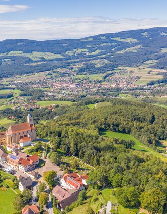 Wallfahrtskirche Pöllauberg und Blick ins Tal | Helmut Schweighofer | © Oststeiermark Tourismus