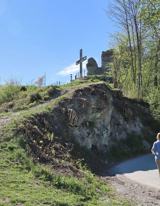 Der Rundwanderweg führt vorbei bei der Ruine | Weges OG | © Weges OG