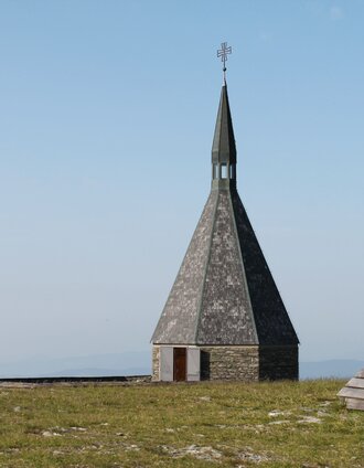 Kapelle und Gipfelkreuz am Hochwechsel | Birgit Kandlbauer | © Oststeiermark Tourismus