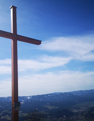 Das Gipfelkreuz auf der Großen Scheibe mit herrlichem Blick auf das Mürztal. | Silke Blengl | © TV Hochsteiermark
