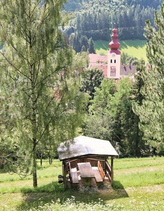 Rast- und Aussichtplatz mit Blick auf die Kirche in Oberzeiring | Weges OG | © Weges OG