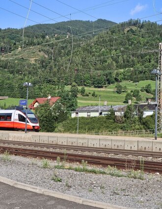 Die Wanderung beginnt am Bahnhof | Weges OG | © Weges OG