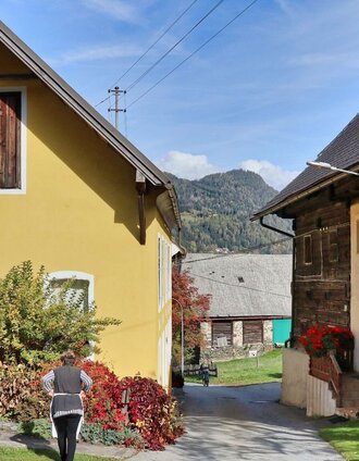 Der Weg führt uns anfangs durch den Ort | Weges OG | © Weges OG