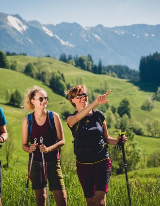 Wanderer auf der Falkensteinalm | nixxipixx.com | © Naturpark Mürzer Oberland