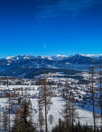 Über den Skiweg hoch zur Brandalm, mit Blick auf die Hochfläche der Ramsau am Dachstein | René Eduard Perhab | © Erlebnisregion Schladming-Dachstein