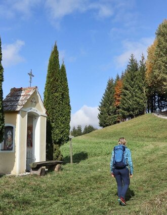 Wir wandern bei einem Marterl vorbei | Weges OG | © Thermen- & Vulkanland