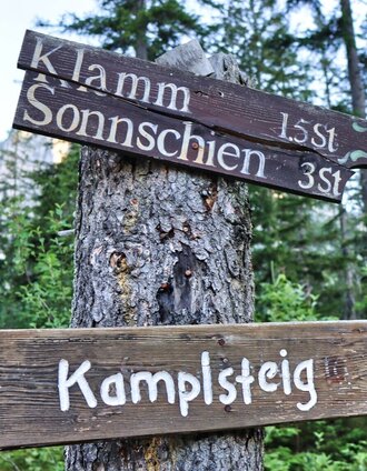 Schilder weisen uns den Weg | Weges OG | © Weges OG