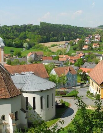 Kirche Edelsbach mit Blick in den Ort | Margit Dunkl | © Gemeinde Edelsbach