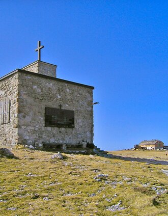 Raxkircherl mit Gedenktafel, im Hintergrund Karl-Ludwig-Haus des ÖTK | Michael Platzer | © ÖTK - Zentrale