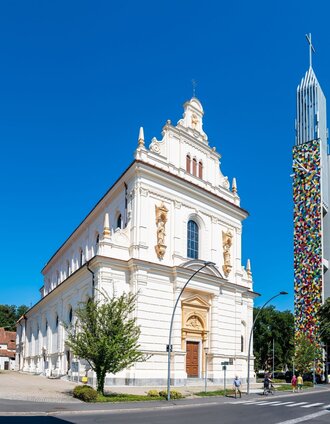 Kirchenplatz Feldbach mit buntestem Kirchturm | Florian Puchas | © Stadtgemeinde Feldbach