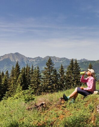 Pause mit Ausblick - Brunnebenalm (verfallen) | Fa. WEGES OG im Auftrag der Abenteuer- und Sportregion ERZBERG LEOBEN | © Weges OG