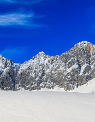 Winterwandern mit Ausblick auf die Dachstein Südwände | Michael Simonlehner | © Photo Austria