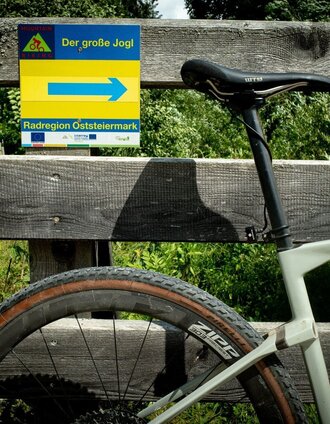 Gravel bike with signpost, Joglland-Waldheimat in Eastern Styria | Tourismusverband Oststeiermark_Martin Granadia | © Oststeiermark Tourismus