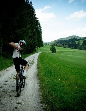 Gravel bikers on the R8 cycle path, Birkfeld in Eastern Styria | Tourismusverband Oststeiermark_Martin Granadia | © Oststeiermark Tourismus