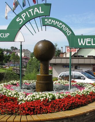 Der Weltcup-Brunnen im Zentrum von Spital | © Gemeinde Spital am Semmering