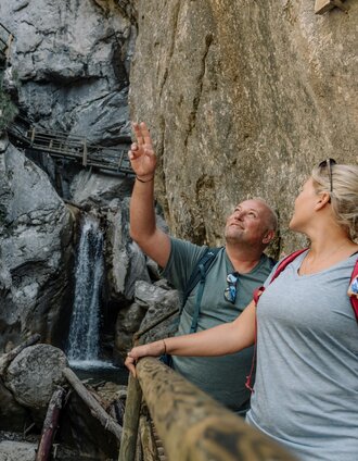 Bärenschütz Gorge_Hikers2_Eastern Styria | studio draussen | © Oststeiermark Tourismus