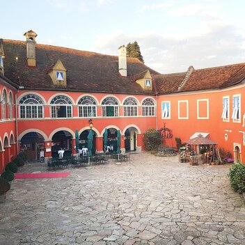 Traumhaftes Ambiente beim Schlosswirt Kornberg | Gabi Grandl | © Spirit of Regions