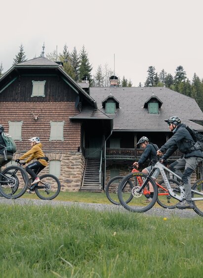 Cyclist on the Thalberger Schwaig in Eastern Styria | © Verein Tourismusentwicklung Steirischer Wechsel | Roastmedia | © Verein Tourismusentwicklung Steirischer Wechsel