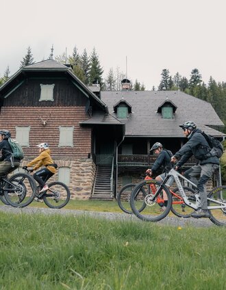 Cyclist on the Thalberger Schwaig in Eastern Styria | Roastmedia | © Verein Tourismusentwicklung Steirischer Wechsel